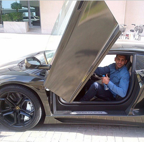 Amir Khan khoe xe Lamborghini Aventador mới